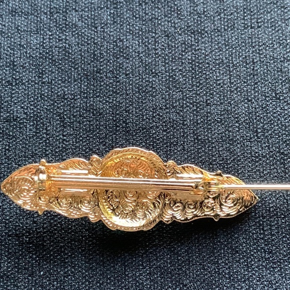 Gold tone bar brooch - Picture 4 of 4